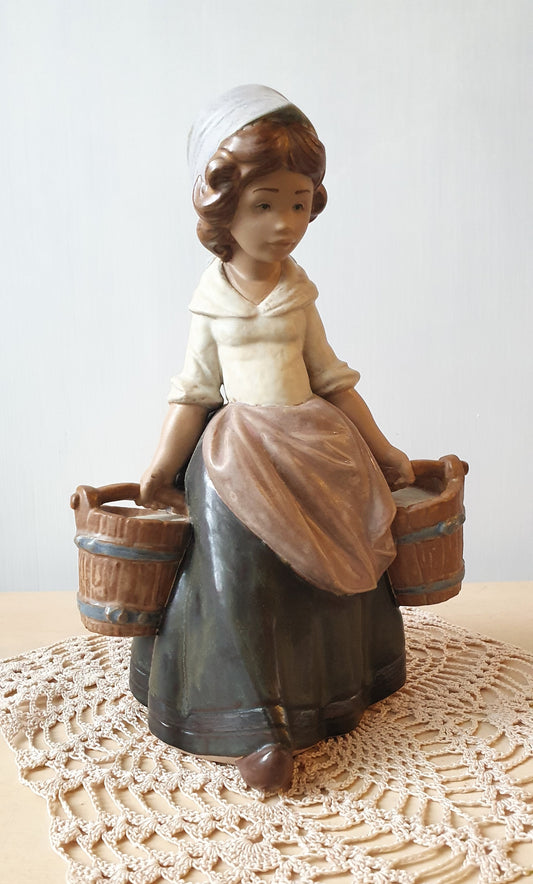 LLADRÓ RAGAZZA LAVANDAIA VINTAGE IN GRES