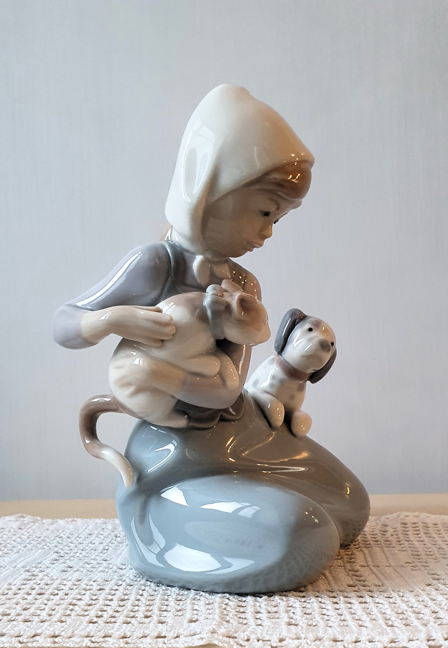 LLADRÓ BAMBINA CON CANE E GATTO VINTAGE IN PORCELLANA