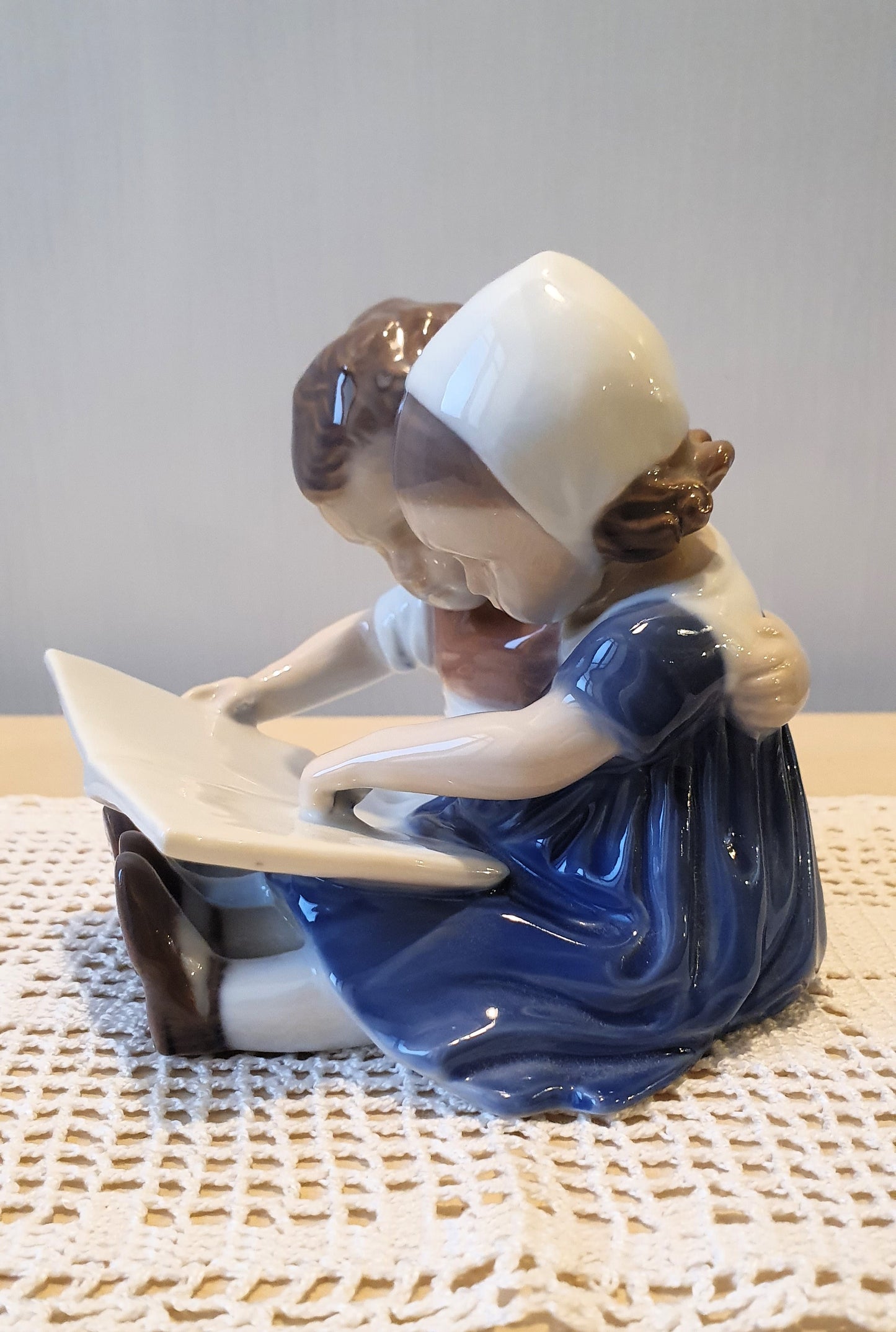 BING&GRONDAHL STATUINA VINTAGE  "BIMBI CHE LEGGONO"